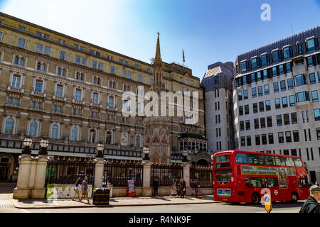 Austausch der Eleanor Kreuz Denkmal am Bahnhof Charing Cross, London, England Stockfoto