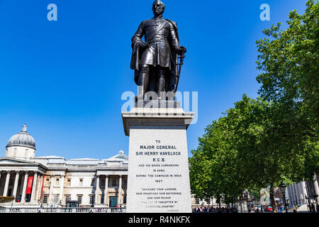Eine Statue von Sir Henry Havelock, ein ehemaliger britischer General, die sich auf dem Trafalgar Square in London, Vereinigtes Königreich Stockfoto
