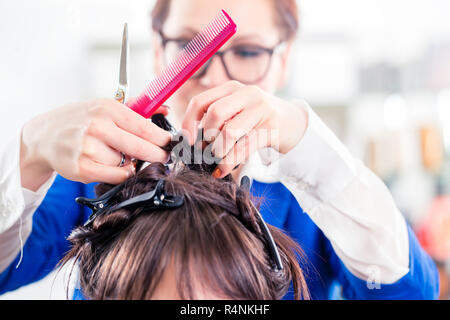 Friseur Haar-Styling Frau im shop Stockfoto