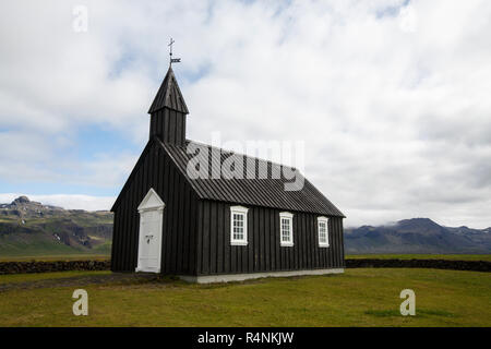 Die Budakirkja, allgemein ist erhältlich als Island - Schwarze Kirche bekannt, ist ein Wahrzeichen in der Stadt von SnaeffelsnesÂ BudirÂ auf der Halbinsel, Island Stockfoto