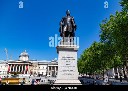 Eine Statue von Sir Henry Havelock, ein ehemaliger britischer General, die sich auf dem Trafalgar Square in London, Vereinigtes Königreich Stockfoto