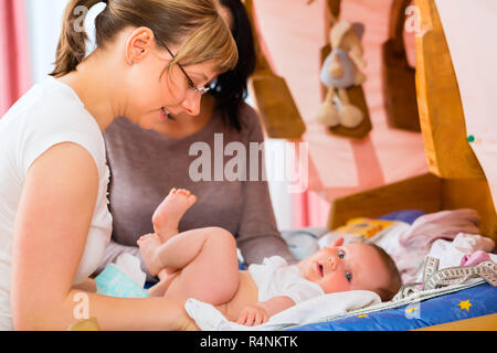 Hebamme Prüfung neugeborenes Baby Stockfoto