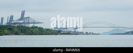 Brücke (Puente de las Americas). Einmal als Thatcher Ferry Bridge, in der Nähe der Versandbereich in Panama in der Nähe des Panamakanals bekannt. Stockfoto