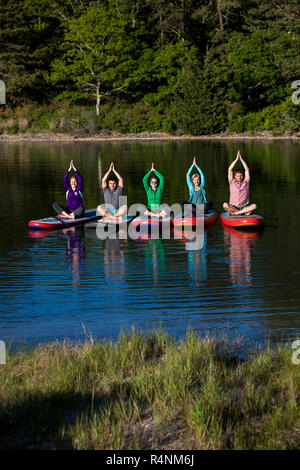 Foto mit einer Gruppe von fünf Personen Yoga onâ paddleboards Stockfoto