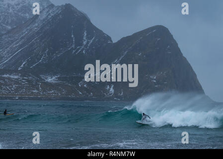 Fernsicht Schuß von zwei Surfer, Meer, Strand, Vestvagoya Unstad, Lofoten, Norwegen Stockfoto