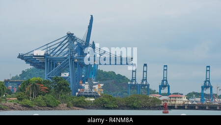 Containerbrücken laden ein Schiff in einen Hafen in Panama in der Nähe der Einfahrt zum Panama-kanal. Stockfoto