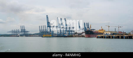 Containerbrücken laden ein Schiff in einen Hafen in Panama in der Nähe der Einfahrt zum Panama-kanal. Stockfoto