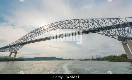 Brücke (Puente de las Americas). Das 1957 erbaute und einmal als Thatcher Ferry Bridge bekannt, erstreckt sich über den Pazifik Eingang des Panamakanals. Stockfoto