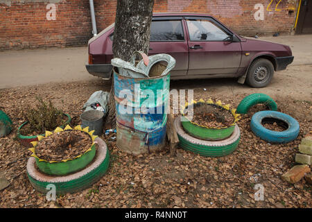 Schwan und Blumenbeeten aus Altreifen auf dem Spielplatz des Kindes in Ulan-Ude, Russland. Achtung: Dieses Bild ist ein Teil von einem fotoessay von 18 Fotos mit den gleichen Spielplatz. Stockfoto