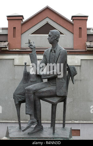 Denkmal für russische beliebte Sänger Arkadi Severny entworfen von russischen Bildhauer Galim Dolmogombetov (2010) in Ivanovo, Russland. Stockfoto