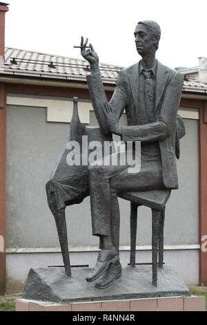 Denkmal für russische beliebte Sänger Arkadi Severny entworfen von russischen Bildhauer Galim Dolmogombetov (2010) in Ivanovo, Russland. Stockfoto