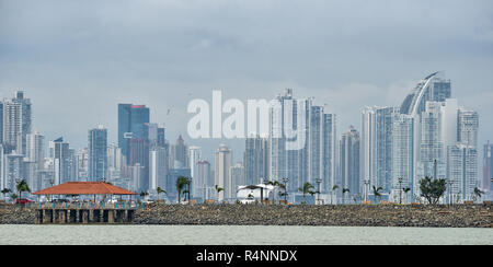 Feuchtwarmer Tag in Panama City als weiteres Regensturm schnell über die Skyline der Stadt Braut. Hohen Gebäuden schimmern in Hitzewellen steigende in feuchter Luft. Stockfoto