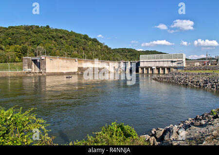 Melton Hill Wasserkraftwerk Und Kraftwerk. Melton Hill Recreation Area, U.S. Army Corps of Engineers, ist ein Flussreservoir. Stockfoto