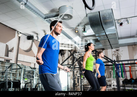 Gruppe Rope Skipping in Functional Training Stockfoto