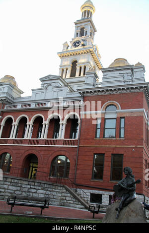 Statue von Dolly Parton vor dem Sevier County Courthouse in Sevierville, Tennessee, USA Stockfoto