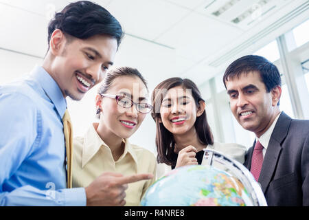 Geschäftsleute sprechen über globale Strategie Stockfoto