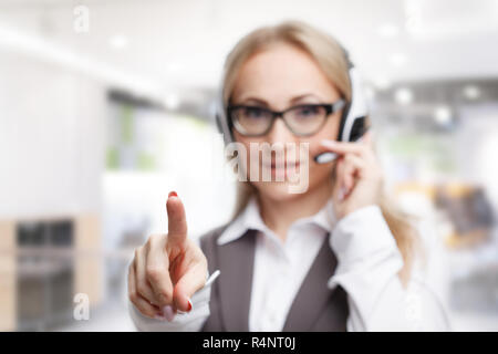 Drei Call Center Service Betreiber bei der Arbeit. Portrait von lächelnden schönen weiblichen Helpdesk Mitarbeiter mit Headset am Arbeitsplatz. Stockfoto