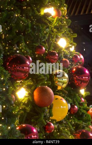 Licht Kugel auf Weihnachtsbaum Feier 2019 am Central World Department Store für Weihnachten und ein glückliches Neues Jahr Ereignis in Bangkok dekorieren. Stockfoto