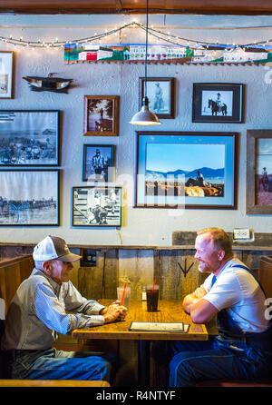 Seitliche Sicht auf zwei reife Männer am Tisch im Restaurant, Paisley, Oregon, USA Stockfoto