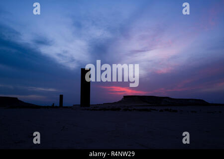 Eine Kunstinstallation â â calledâ Ost-west/West-Ost-â des amerikanischen Künstlers Richard Serra. Die installation Kompromisse aus 4 riesigen Stahlplatten jeweils mehr als 14 Meter hoch ragen aus der Masse an einem Standort namedâ Zekreet, ein beliebter Ort nur 1,5 Stunden entfernt von Doha in der Wüste von Katar. € Stockfoto