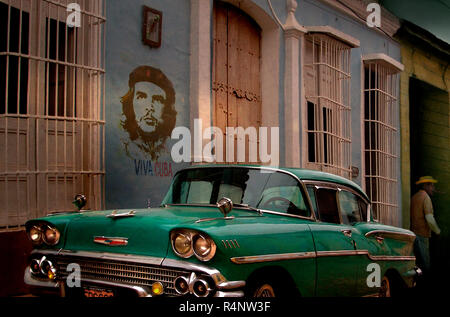 Oldtimer und Graffiti von Che Guevara in der Straße, Trinidad, Â SanctiÂ SpritusÂ Provinz, Kuba Stockfoto