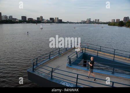 Blick auf zwei Läufer auf Brücke Charles River, Boston, Massachusetts, USA Stockfoto