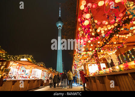 Berlin, Deutschland. 27. November 2018. Die traditionelle und weltberühmten Deutschland Weihnachtsmärkte für die Öffentlichkeit zugänglich. Dieser ist am Alexanderplatz im Schatten des Fernsehturms.. Credit: Iain Masterton/Alamy leben Nachrichten Stockfoto