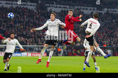 München, Deutschland. München, Deutschland. 27 Nov, 2018. Ziel 4-1 von torwart Robert Lewandowski (FCB) GES/fussball/UEFA Champions League: FC Bayern München - Benfica Lissabon, 27.11.2018 Fußball: UEFA Champions League: Bayern München gegen Benfica Lissabon, München, 27. November 2018 | Verwendung der weltweiten Kredit: dpa/Alamy Leben Nachrichten Quelle: dpa Picture alliance/Alamy leben Nachrichten Stockfoto