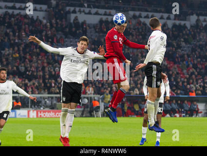 München, Deutschland. München, Deutschland. 27 Nov, 2018. Ziel 4-1 von torwart Robert Lewandowski (FCB) GES/fussball/UEFA Champions League: FC Bayern München - Benfica Lissabon, 27.11.2018 Fußball: UEFA Champions League: Bayern München gegen Benfica Lissabon, München, 27. November 2018 | Verwendung der weltweiten Kredit: dpa/Alamy Leben Nachrichten Quelle: dpa Picture alliance/Alamy leben Nachrichten Stockfoto