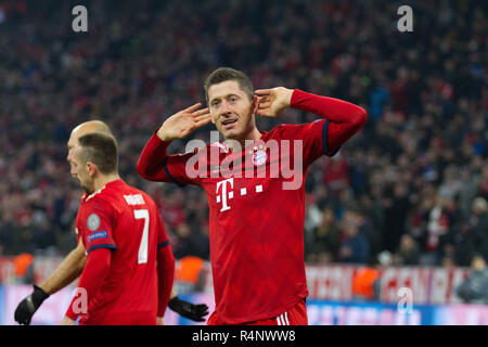 München, Deutschland. München, Deutschland. 27 Nov, 2018. goalsjubel um 4-1 von torwart Robert Lewandowski (FCB)/r. GES/fussball/UEFA Champions League: FC Bayern München - Benfica Lissabon, 27.11.2018 Fußball: UEFA Champions League: Bayern München gegen Benfica Lissabon, 27. November 2018 | Verwendung der weltweiten Kredit: dpa/Alamy Leben Nachrichten Quelle: dpa Picture alliance/Alamy leben Nachrichten Stockfoto