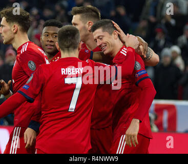 München, Deutschland. München, Deutschland. 27 Nov, 2018. goalsjubel um 4-1 von torwart Robert Lewandowski (FCB)/r. GES/fussball/UEFA Champions League: FC Bayern München - Benfica Lissabon, 27.11.2018 Fußball: UEFA Champions League: Bayern München gegen Benfica Lissabon, 27. November 2018 | Verwendung der weltweiten Kredit: dpa/Alamy Leben Nachrichten Quelle: dpa Picture alliance/Alamy leben Nachrichten Stockfoto