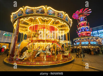 Berlin, Deutschland. 27. November 2018. Die traditionelle und weltberühmten Deutschland Weihnachtsmärkte für die Öffentlichkeit zugänglich. Dieser ist am Alexanderplatz. Credit: Iain Masterton/Alamy leben Nachrichten Stockfoto