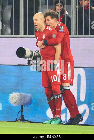 München, Deutschland. 27. November 2018. Arjen ROBBEN, FCB 10 feiert sein Ziel 1-0, Leon Goretzka, FCB 18 FC BAYERN MÜNCHEN - BENFICA LISSABON UEFA Fußball Champions League, München, 27. November 2018, Saison 2018/2019, Gruppenphase, Gruppe E, FCB, Lissabon, Credit: Peter Schatz/Alamy leben Nachrichten Stockfoto