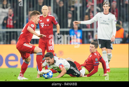 München, Deutschland. 27. November 2018. Joshua KIMMICH, FCB 32 Robert Lewandowski, FCB 9 ze Andre ALMEIDA, Lissabon 34 FC BAYERN MÜNCHEN - BENFICA LISSABON UEFA Fußball Champions League, München, 27. November 2018, Saison 2018/2019, Gruppenphase, Gruppe E, FCB, Lissabon, Credit: Peter Schatz/Alamy leben Nachrichten Stockfoto