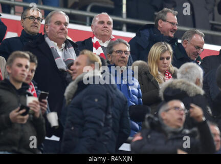 München, Deutschland. 27. November 2018, Bayern, München: Fussball: Champions League Bayern München - Benfica Lissabon, Gruppenphase, Gruppe E, 5. Spieltag in München Olympiastadion. Der Münchener Präsident Uli Hoeneß (3. von links) und der Vorstandsvorsitzende Karl-Heinz Rummenigge (r h) werden in der VIP-Tribüne sitzt. Foto: Matthias Balk/dpa Quelle: dpa Picture alliance/Alamy leben Nachrichten Stockfoto