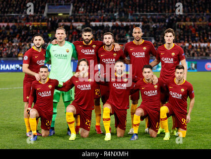 Rom, Italien, 27. November 2018. Roma's Spieler, vordere Reihe, von links, Alessandro Florenzi, Nicolo' Zaniolo, Aleksandar Kolarov, Cengiz Unter, Stephan El Shaarawy, hintere Reihe, von links, Kostas Manolas, Robin Olsen, Federico Fazio, Bryan Cristante, Steven Nzonzi und Patrik Schick, Pose vor Beginn der Champions League Gruppe G Fußballspiel zwischen Roma und Real Madrid im Olympiastadion. Real Madrid gewann mit 2:0. © UPDATE BILDER/Alamy leben Nachrichten Stockfoto