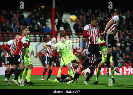 London, Großbritannien. 27. November 2018. Ezri Konsa von Brentford (2 L) Erstes Ziel des gruppenteams Sheffield United. EFL Skybet championship Match, Brentford v Sheffield Utd bei Griffin Park Stadium in London am Dienstag, den 27. November 2018. Dieses Bild dürfen nur für redaktionelle Zwecke verwendet werden. Nur die redaktionelle Nutzung, eine Lizenz für die gewerbliche Nutzung erforderlich. Keine Verwendung in Wetten, Spiele oder einer einzelnen Verein/Liga/player Publikationen. pic von Steffan Bowen/Andrew Orchard sport Fotografie/Alamy leben Nachrichten Stockfoto