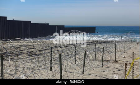 San Diego, Kalifornien, USA. 27. November 2018. Spannungen sind hoch an der US-mexikanischen Grenze und haben zu einer verstärkten Befestigungsanlagen am Zaun entlang der Credit: Simone Hogan/Alamy Leben Nachrichten-LED Stockfoto