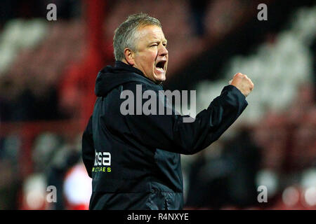 London, Großbritannien. 27. November 2018. Sheffield United Manager Chris Wilder feiert seine Mannschaften Sieg. EFL Skybet championship Match, Brentford v Sheffield Utd bei Griffin Park Stadium in London am Dienstag, den 27. November 2018. Dieses Bild dürfen nur für redaktionelle Zwecke verwendet werden. Nur die redaktionelle Nutzung, eine Lizenz für die gewerbliche Nutzung erforderlich. Keine Verwendung in Wetten, Spiele oder einer einzelnen Verein/Liga/player Publikationen. pic von Steffan Bowen/Andrew Orchard sport Fotografie/Alamy leben Nachrichten Stockfoto