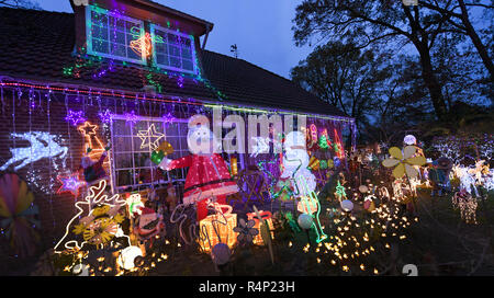 26. November 2018, Niedersachsen, Wedemark/Ot Hellendorf: dekoriert Weihnachten - wie mit beleuchteten Figuren und Lichterketten ist ein Haus und Grundstück in Hellendorf nördlich der Hauptstadt von Niedersachsen. Die leuchtende Objekte verbrauchen rund 3000 Kilowatt Strom - fast so viel wie ein Paar Haushalt in einem Jahr. Die Weihnachtskampagne Kosten eine gute 600 Euro. (Dpa' Balke macht das Licht aus 28.11.2018) Foto: Holger Hollemann/dpa Stockfoto