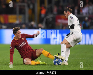 Rom, Italien. 27 Nov, 2018. Als Roma's Nicolo Zaniolo (L) Mias mit Real Madrid Gareth Bale während einer Gruppe G Spiel der UEFA Champions League zwischen Roma und Real Madrid, in Rom, Italien, November 27, 2018. Real Madrid gewann mit 2:0. Credit: Alberto Lingria/Xinhua/Alamy leben Nachrichten Stockfoto