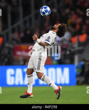 Rom, Italien. 27 Nov, 2018. Von Real Madrid Marcelo steuert die Kugel während einer Gruppe G Spiel der UEFA Champions League zwischen Roma und Real Madrid, in Rom, Italien, November 27, 2018. Real Madrid gewann mit 2:0. Credit: Alberto Lingria/Xinhua/Alamy leben Nachrichten Stockfoto