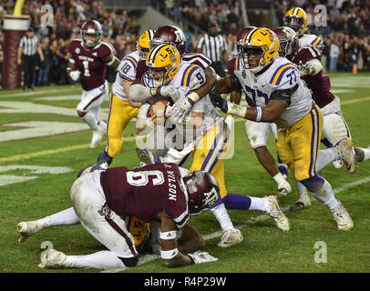 November 24, 2018 College Station, TX... LSU Tiger Quarterback Joe Fuchsbau (9), wodurch ein Spiel während der NCAA Football Spiel zwischen der Texas A&M Aggies und die LSU Tiger, in College Station, TX. (Absolut komplette Fotograf & Company Credit: Joseph Calomeni/MarinMedia.org/Cal Sport Media) Stockfoto