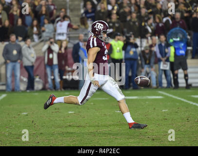 November 24, 2018 College Station, TX... Texas A&M Punter, Braden Mann (34), während der NCAA Football Spiel zwischen der Texas A&M Aggies und die LSU Tiger, in College Station, TX. (Absolut komplette Fotograf & Company Credit: Joseph Calomeni/MarinMedia.org/Cal Sport Media) Stockfoto