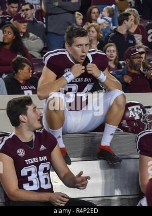 November 24, 2018 College Station, TX... Texas A&M Punter, Braden Mann (34), während der NCAA Football Spiel zwischen der Texas A&M Aggies und die LSU Tiger, in College Station, TX. (Absolut komplette Fotograf & Company Credit: Joseph Calomeni/MarinMedia.org/Cal Sport Media) Stockfoto