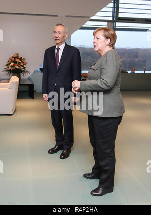 Berlin, Deutschland. 26 Nov, 2018. Chinesischen Vizepremier Liu Er (L) trifft sich mit der deutschen Bundeskanzlerin Angela Merkel in Berlin, Deutschland, November 26, 2018. Liu, wer ist zu Besuch in Deutschland von Sonntag bis Mittwoch, hat gesagt, dass China bereit ist, mit Deutschland zu arbeiten, die bilaterale Zusammenarbeit in den Bereichen Finanzen, Handel und Investitionen zu fördern. Credit: Shan Yuqi/Xinhua/Alamy leben Nachrichten Stockfoto