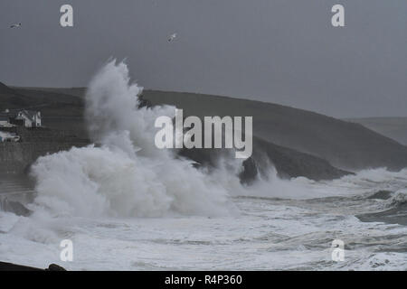 Camborne, Cornwall, England. 28. November 2018, UK Wetter. Mit Windstärken von über 60 mph riesige Wellen schlagen die kornischen Küste bei Porthleven heute morgen als Sturm Diana das Land Credit Hits: Simon Maycock/Alamy leben Nachrichten Stockfoto