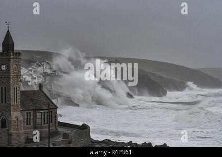 Camborne, Cornwall, England. 28. November 2018, UK Wetter. Mit Windstärken von über 60 mph riesige Wellen schlagen die kornischen Küste bei Porthleven heute morgen als Sturm Diana das Land Credit Hits: Simon Maycock/Alamy leben Nachrichten Stockfoto