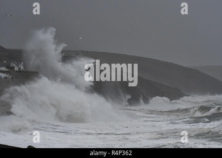 Camborne, Cornwall, England. 28. November 2018, UK Wetter. Mit Windstärken von über 60 mph riesige Wellen schlagen die kornischen Küste bei Porthleven heute morgen als Sturm Diana das Land Credit Hits: Simon Maycock/Alamy leben Nachrichten Stockfoto