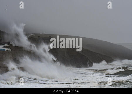 Camborne, Cornwall, England. 28. November 2018, UK Wetter. Mit Windstärken von über 60 mph riesige Wellen schlagen die kornischen Küste bei Porthleven heute morgen als Sturm Diana das Land Credit Hits: Simon Maycock/Alamy leben Nachrichten Stockfoto